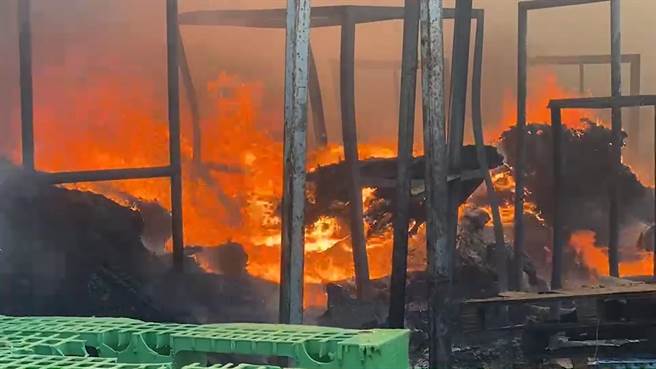 彰化線西一處布料鐵皮倉庫一早陷入火海，已狂燒3小時，消防人員到場全力灌救，暫時先控制火勢阻止蔓延。（謝瓊雲攝）　