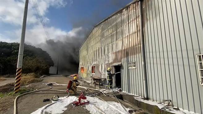 彰化線西一處布料鐵皮倉庫一早陷入火海，已狂燒3小時，消防人員到場全力灌救，暫時先控制火勢阻止蔓延。（謝瓊雲攝）　