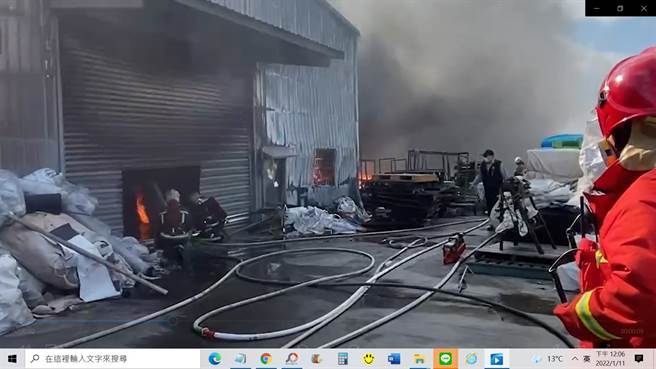 彰化線西一處布料鐵皮倉庫一早陷入火海，已狂燒3小時，消防人員到場全力灌救，暫時先控制火勢阻止蔓延。（謝瓊雲攝）　