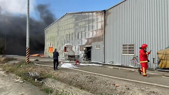 彰化線西一處布料鐵皮倉庫一早陷入火海，已狂燒3小時，消防人員到場全力灌救，暫時先控制火勢阻止蔓延。（謝瓊雲攝）