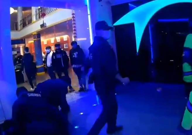 苗栗市10日凌晨北苗地区一家ＫＴＶ，发生客人互殴案件，警方到场控制现场。（翻摄照片／李京升苗栗传真）