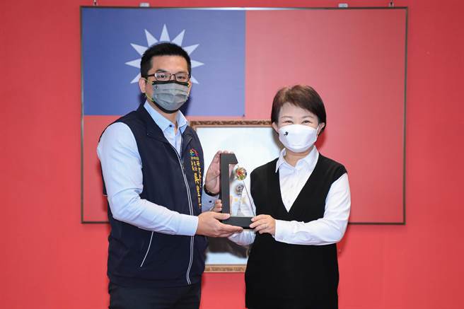 台中市府110年度开放资料评比人气奖全国第一，市府研考会主委吴皇升11日在市政会议进行献奖给台中市民，市长卢秀燕鼓励为民服务日新月异。（台中市府提供／卢金足台中传真）