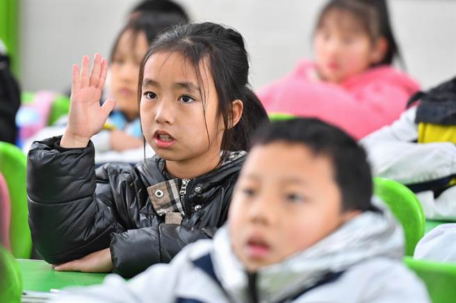 新冠变种病毒Omicron来势汹汹，香港特首林郑月娥今（11日）宣布，幼稚园及小学本周五（14日）起停止面授课，直至农历年新年假期后，国中暂不受影响。（新华社）