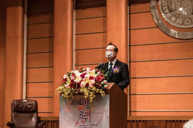  司法院长许宗力说111年1月11日，6个1连珠，好兆头，想必是个对司法的未来充满乐观期许的日子，他也期许司法能大步迈向改革的黎明时刻，迎接司法新纪元。司法院提供