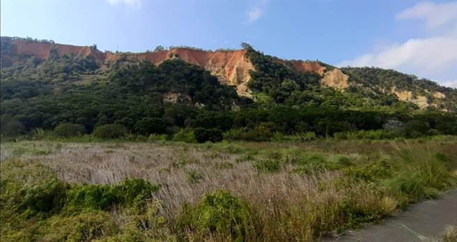 去年八月強降雨導致鐵砧山邊坡崩塌，恐影響遊客安全。（市議員施志昌服務處提供）