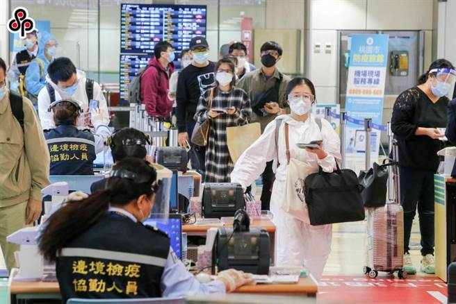 桃园国际机场每天有双位数确诊旅客入境，新冠病毒突破造成群聚感染，机场内防疫再升级。（非新闻当事人，本报资料照）