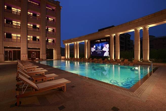 （台北美福大饭店即日起至3月31日，推出「振兴向前衝」住房专案，住客可使用户外恒温泳池。图／台北美福大饭店提供）