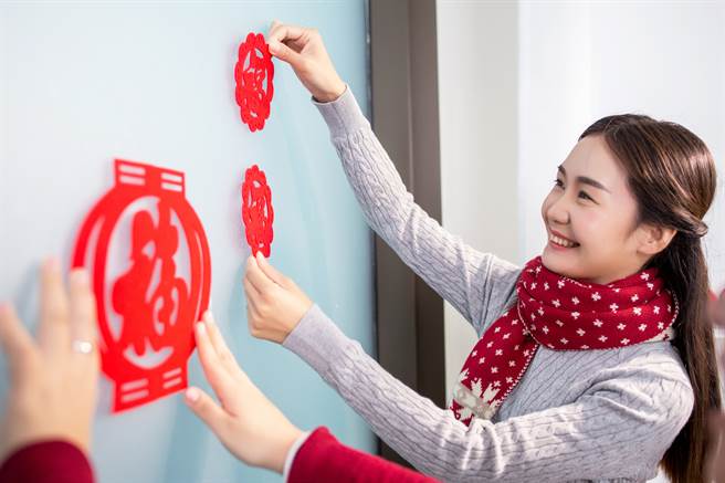 运势命理网站建议过年前要检查家中风水，保持家中宽敞、书桌明亮，增旺家中生气，并维持整洁，摆放吉祥摆饰，将有助于旺运。（示意图／shutterstock）