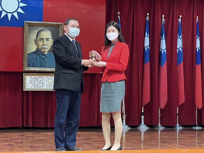 新北市长侯友宜表扬阻诈有功金融行员。（王扬杰摄）