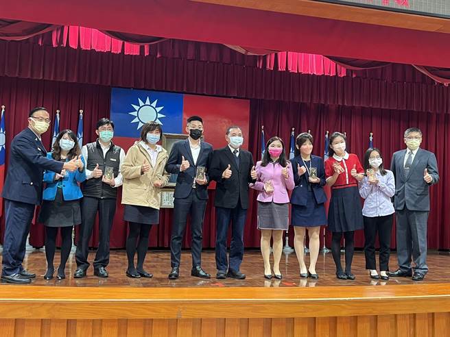 新北市长侯友宜表扬阻诈有功金融行员。（王扬杰摄）