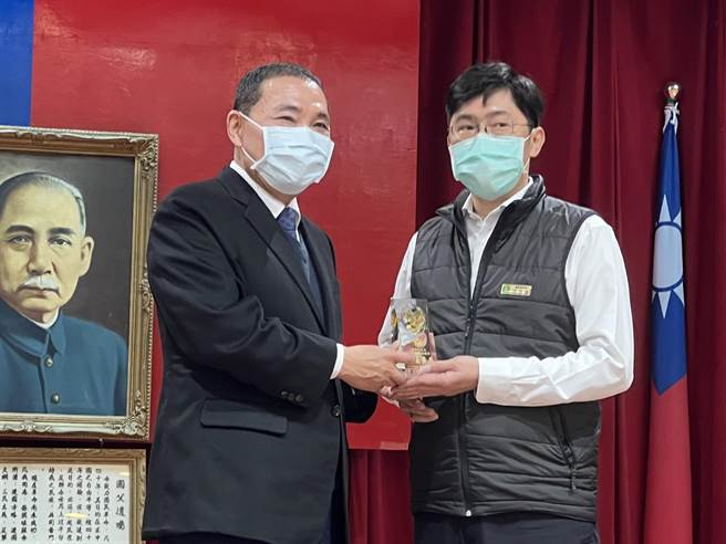 新北市长侯友宜表扬阻诈有功金融行员。（王扬杰摄）