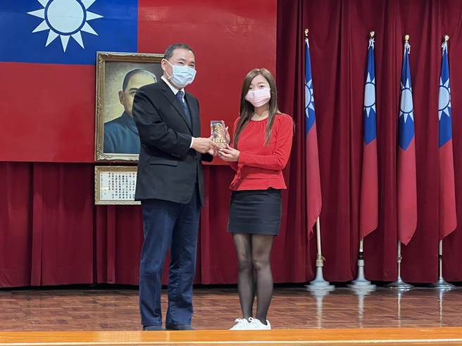 新北市长侯友宜表扬阻诈有功金融行员。（王扬杰摄）
