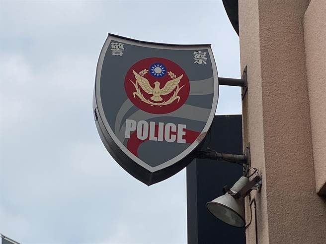 高市三民一分局警員11日上午傳出駕警車巡邏突因身體不適，擦撞路邊4輛機車的車禍意外。（石秀華攝）