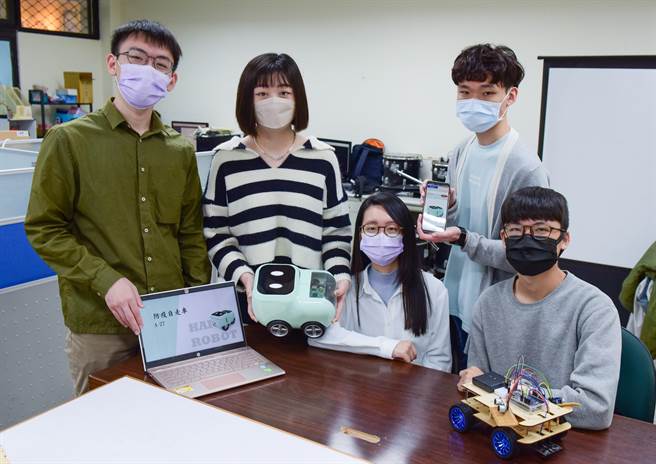中原大学电机系与商设系产品设计组学生合作开发「防疫自走车HAI Robot」，运用AloT技术降低防疫旅馆风险。(中原大学提供／李侑珊台北传真)