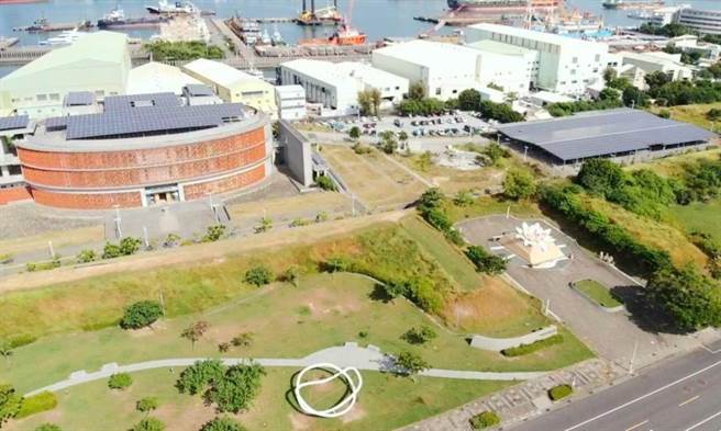 高市府全國首創將殯葬設施結合太陽能光電，首步以旗津生命紀念館為試辦點，今（11）日正式啟用。（高市民政局提供）