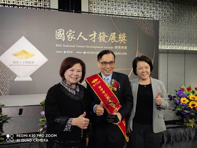 勞動部長許銘春、勞動力發展署中彰投分署分署長林淑媛，鼓勵獲獎的台中市公寓大廈管理服務職業工會。（勞動部勞動力發展署中彰投分署提供／盧金足台中傳真）