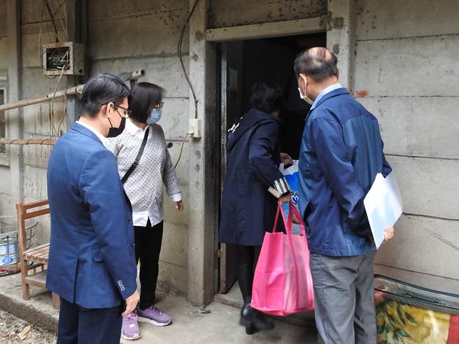 日前闹得轰轰烈烈的南投县12岁林小妹，写信给议员希望一家10口能不再挤破屋，11日县府社劳处、议员叶仁创等人一同前往访视，发现林小妹家中其实经济状况不差，手上握有些许动产、不动产。（吴建辉摄）