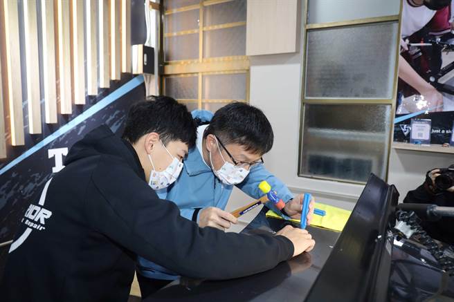 张明文体验车门微板金修护。（新北市教育局提供）