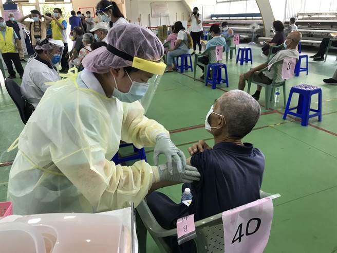 基隆65歲以上長者，由市府集中造冊施打第三劑莫德納疫苗。（陳彩玲攝）
