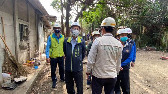 11日一早台南市政府勞工局長王鑫基（左二）帶領做工行善團，前往引起社會關注的南投女童案家中訪視。（台南市政府勞工局提供／張毓翎台南傳真）