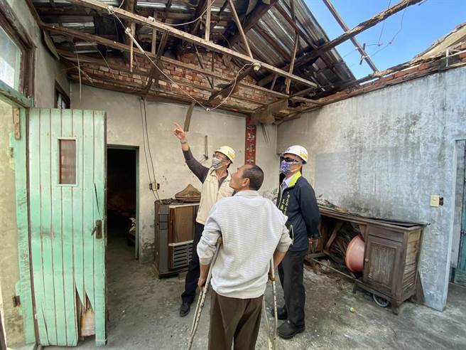 台南做工行善團今到永康區大灣一處弱勢戶會勘。（台南市政府勞工局提供／張毓翎台南傳真）