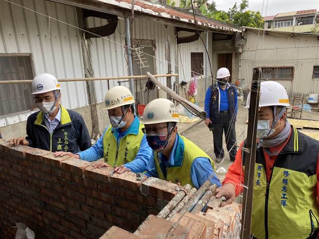 台南做工行善團今也到善化區溪美一處弱勢戶會勘。（台南市政府勞工局提供／張毓翎台南傳真）