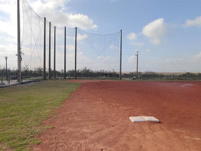 大安南埔垒球场因滨海风大，护网易遭强风吹毁，且球场无障碍设施不足。（陈淑娥摄）