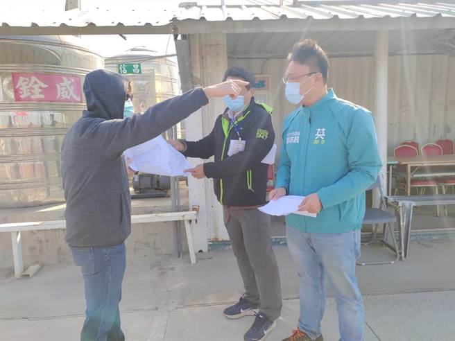 大安南埔垒球场因滨海风大，护网易遭强风吹毁，市议员施志昌11日会勘要求改善。（陈淑娥摄）