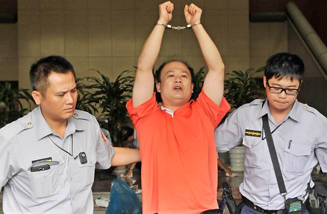 2013年8月9日，前台北县刑警林安顺遭枪击致死案，最高法院判开枪的李得阳无期徒刑定谳，林安顺外甥赖大为不满，带着象徵林安顺鲜血的红漆泼洒最高法院，赖大为被戴上手铐移送警方侦办。（中时资料照 陈君玮摄） 