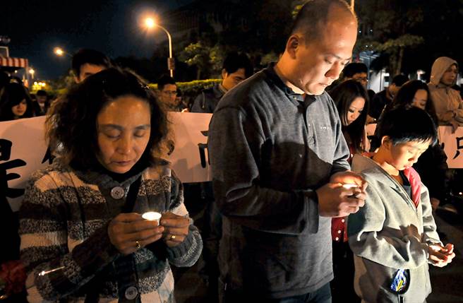 2010年3月27日，网路号召发起聆听受害者故事反对废除死刑活动，结束前包括殉职警察林安顺妻子（左）家属等全场起立默哀。（中时资料照 陈君玮摄）