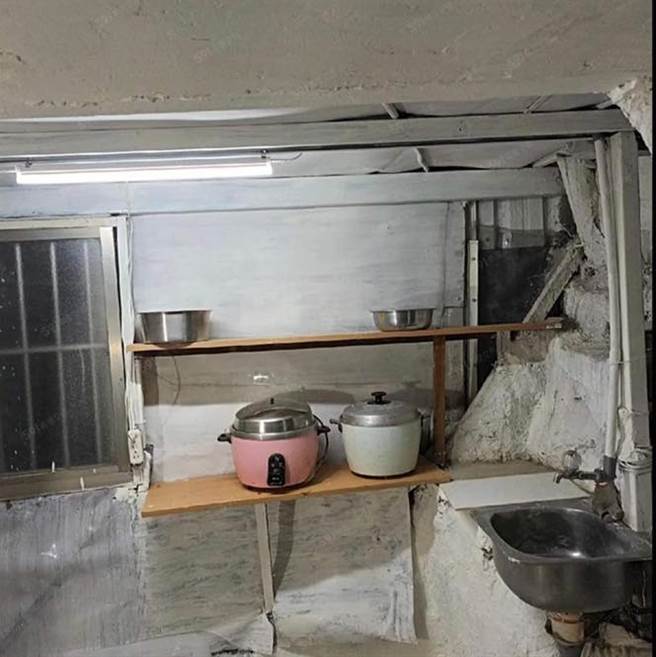 该套房窗户小，只能依靠日光灯照明，设备也相当简陋。（图／翻摄脸书社团奇葩装潢分享中心）