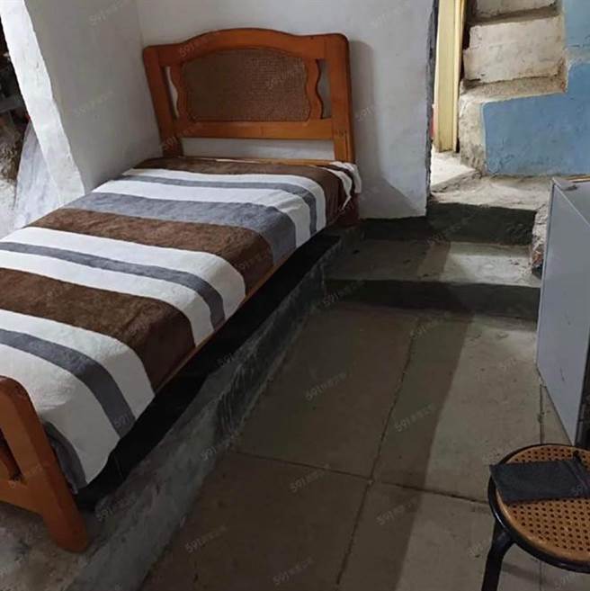 该套房卧室仅放一张单人床、一张折迭式桌子，以及一张椅子。（图／翻摄脸书社团奇葩装潢分享中心）