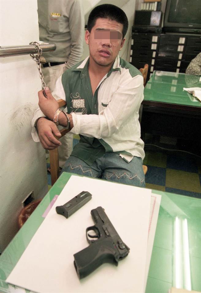 1997年10月16日，台北县中和锦和街警匪枪战中，在逃嫌犯李德阳落网，殉职警员林安顺的警用90手枪亦被起获。（中时资料照 黄天强摄）