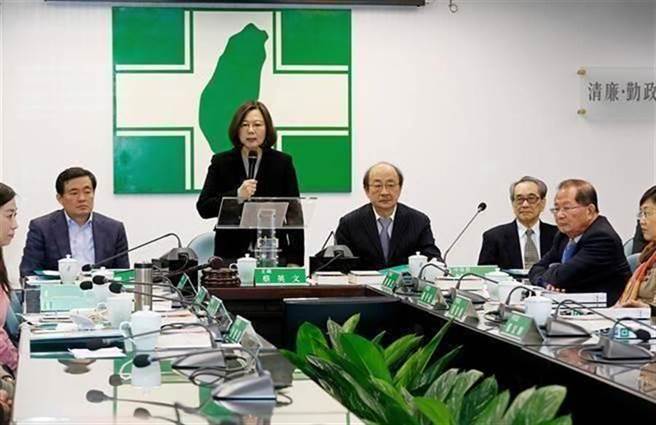 總統兼民進黨黨主席蔡英文（中）。（圖／本報資料照）