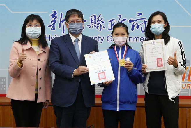 博爱国中学生杜羽荞（右二）击剑全国夺冠并获选亚洲代表队选手，身兼教练的母亲戴秋萍（右），由县长杨文科（左二）颁奖表扬。（罗浚滨摄）