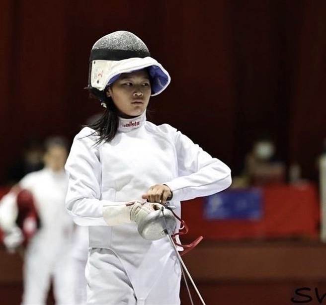 新竹县博爱国中学生杜羽荞，参加全国青年暨青少年第三次击剑锦标赛，荣获青少年女子锐剑个人第一名。（新竹县政府提供／罗浚滨新竹传真）