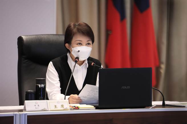 台中市長盧秀燕強調，戴好口罩仍是防疫最前線，做好防疫才能過好節、過好年。（盧金足攝）