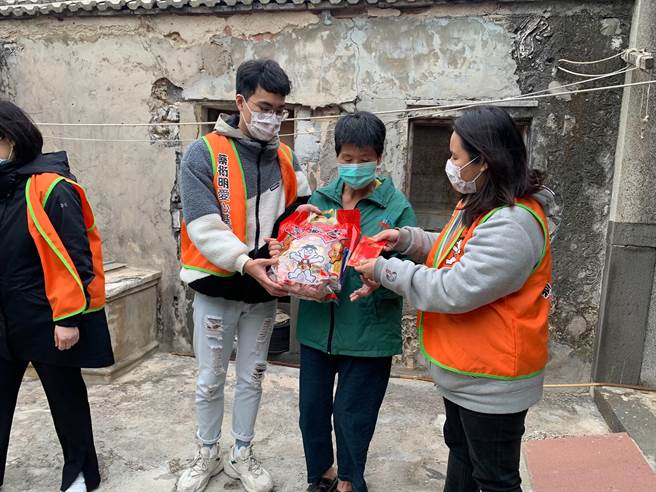 蔡衍明爱心基金会与国立澎湖科技大学今（11）日合作推动离岛偏乡「公益青年送爱下乡趣」2022年春节慰问活动，在寒冬中为困顿家庭注入一股暖流。（蔡衍明爱心基金会提供）