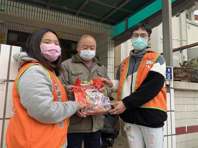 蔡衍明爱心基金会与国立澎湖科技大学今（11）日合作推动离岛偏乡「公益青年送爱下乡趣」2022年春节慰问活动，在寒冬中为困顿家庭注入一股暖流。（蔡衍明爱心基金会提供）