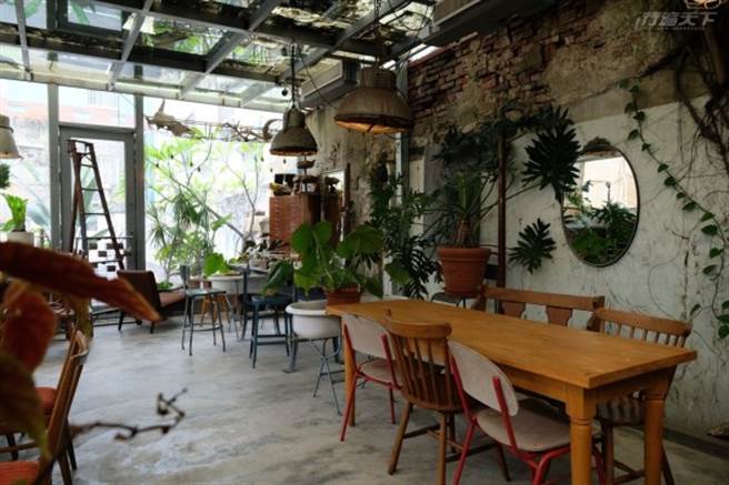 正兴街最人气的花楼餐厅，自己动手烤吐司好玩又好吃。(图/行遍天下)