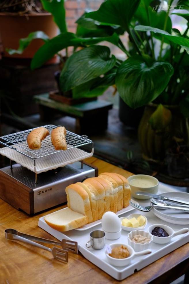 花楼餐厅用餐环境就像置身小型植物园一样。(图/行遍天下)