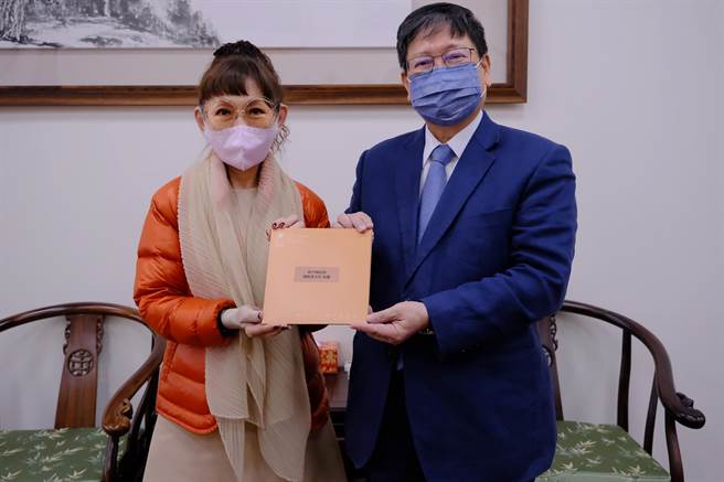 县府核准远百竹北店变更使用执照，20日确定正式营运，远百总经理徐雪芳（左）邀请县长杨文科（右）14日试营运日一同开箱。（罗浚滨摄）