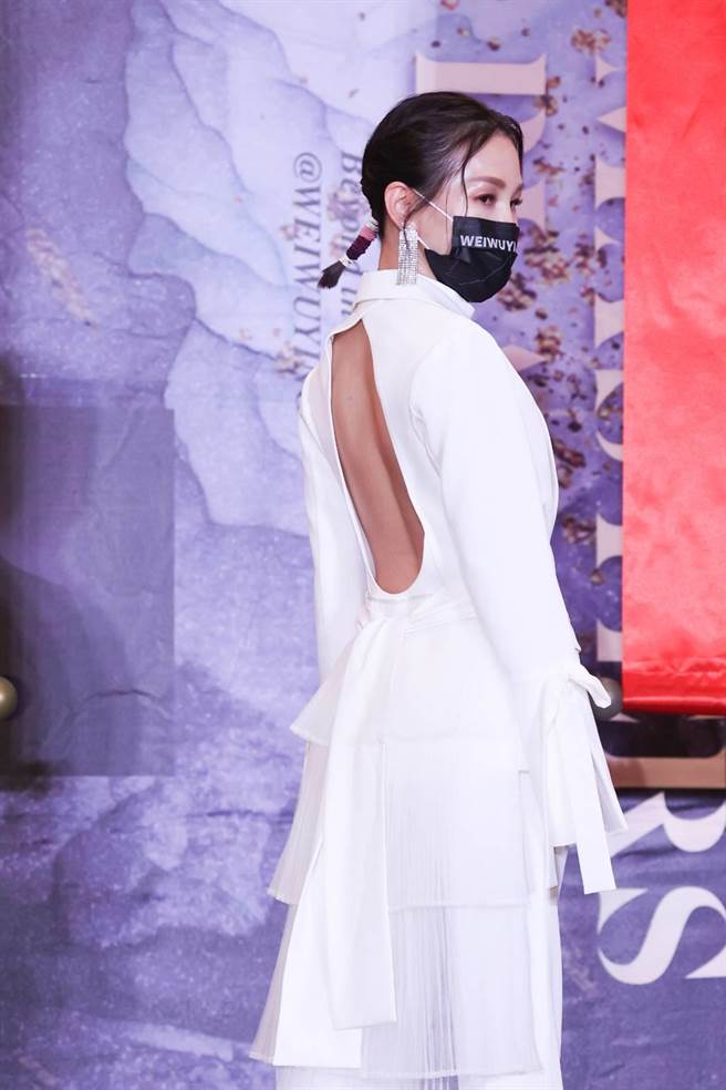 彭佳慧今出席記者會，身穿潘怡良的服裝大露美背。（羅永銘攝）