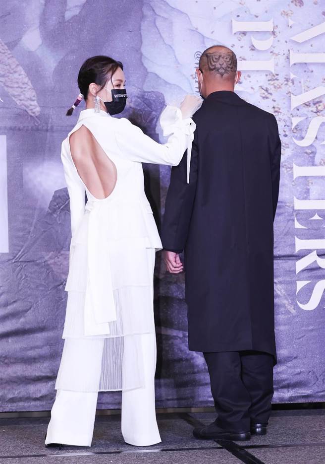 彭佳慧今出席記者會，身穿潘怡良的服裝大露美背。（羅永銘攝）