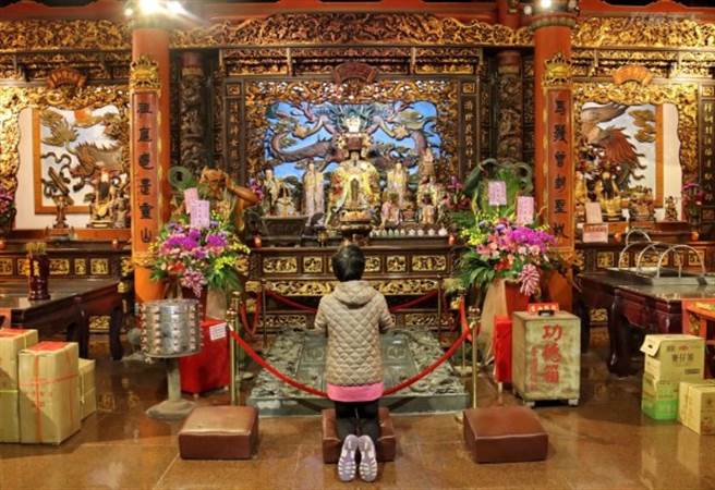 大殿正中央的石棺，相傳是媽祖娘娘聖體的安處所（也有一說為衣冠塚）。(圖/行遍天下)