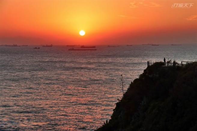 悠閒感十足的鐵板聚落， 村子前方有一彎迷人的金黃沙灘。(圖/行遍天下)