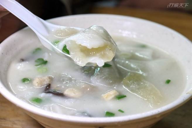 阿妹的店鼎邊糊，口感嫩滑鹹香，湯頭裡帶有蛤蠣、鮮魚等配料。(圖/行遍天下)