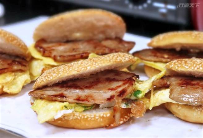 豬排蔥蛋繼光餅，嘗來又酥又香，真的是大口又滿足。(圖/行遍天下)