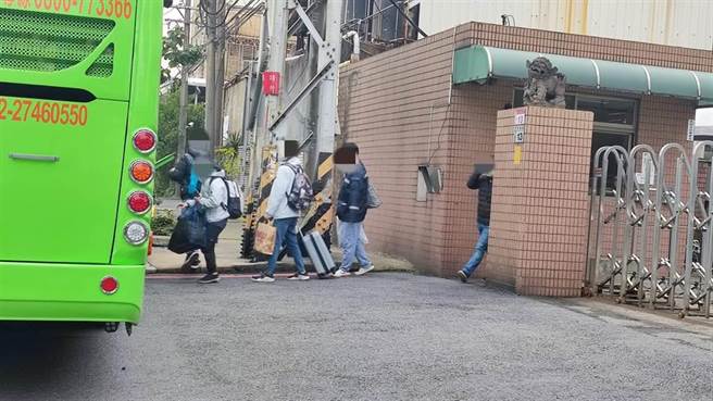 桃园市中坜区1电子厂5员工确诊，因此全部员工陆续到集中检疫所。（赖佑维摄）
