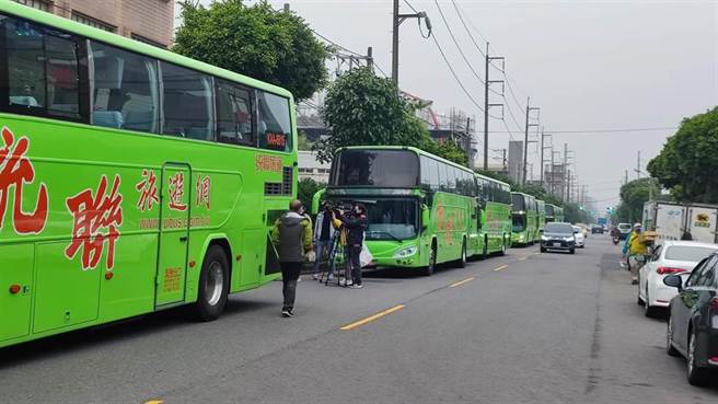 桃园市中坜区1电子厂5员工确诊，因此全部员工陆续到集中检疫所。（赖佑维摄）
